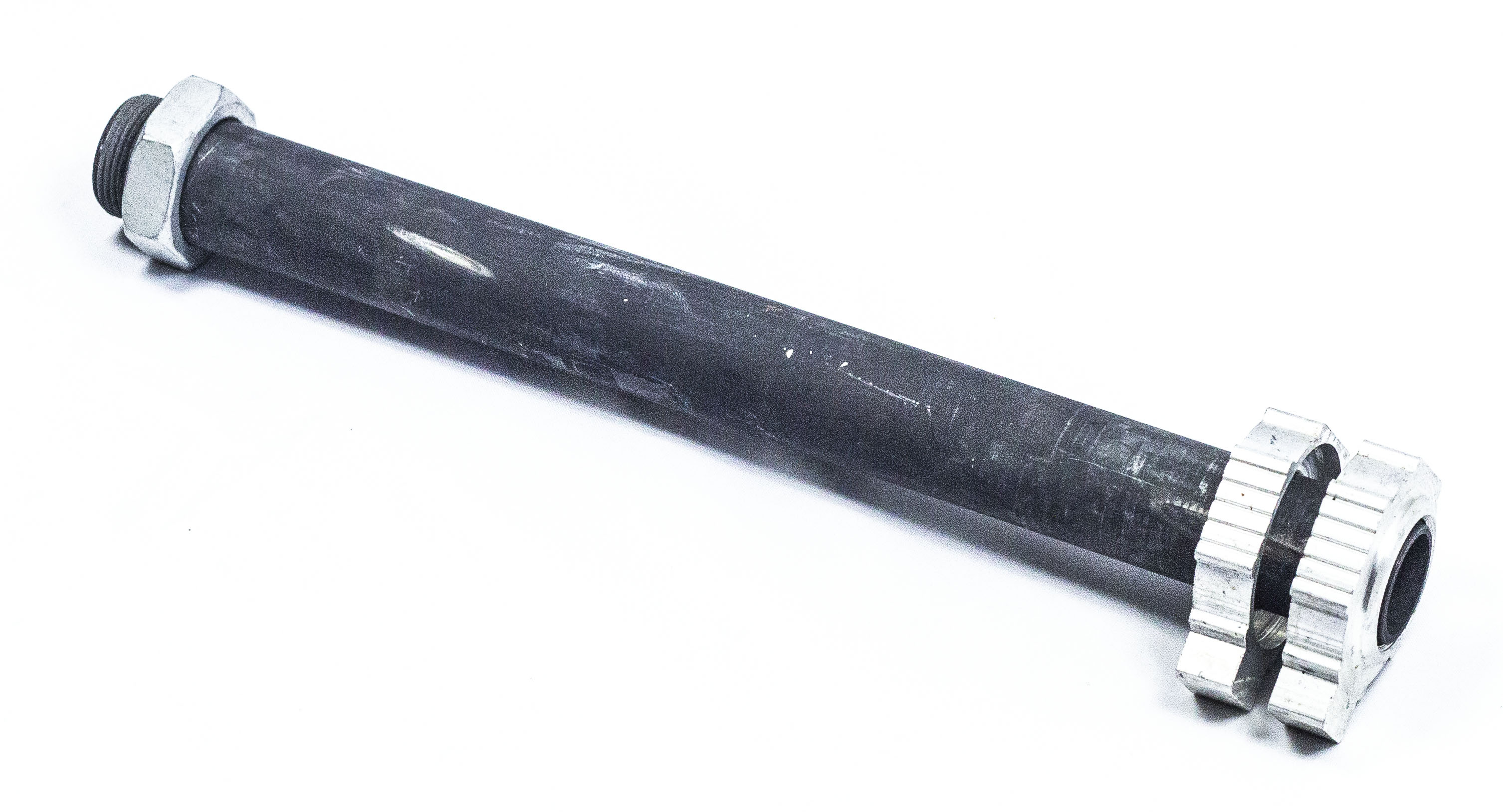 WHEEL SPINDLE CPL. '13 (Ось заднего колеса в сборе)