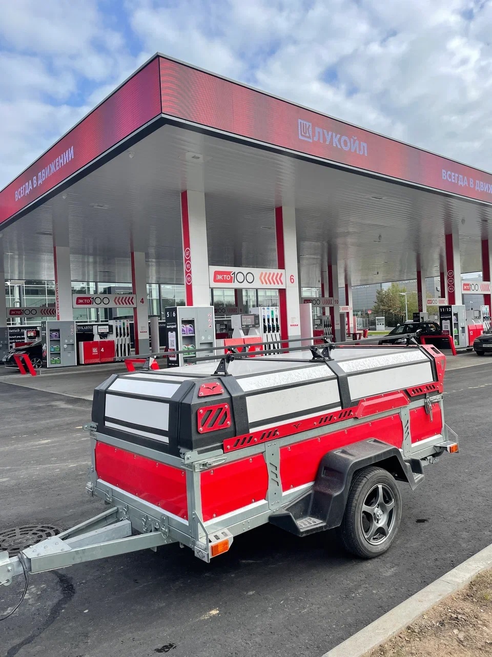 Прицеп VOYAGE Classic 3,0 Увеличенные борта, туристическая крышка с багажником, высота внутри 800 (ш. 1,3 м; д. 3,0 м)