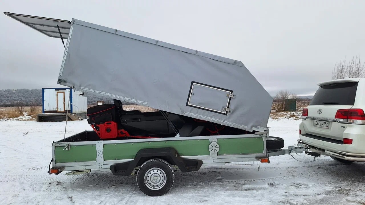 Прицеп VOYAGE Classic 3,0 Бортовой, с тентованным подъемным каркасом, окнами и задней дверью (ш. 1,5; д. 3,0)